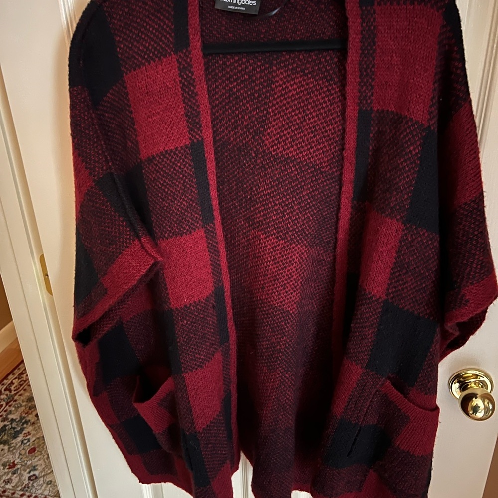 Bloomingdale’s Buffalo Check open S/l sweater